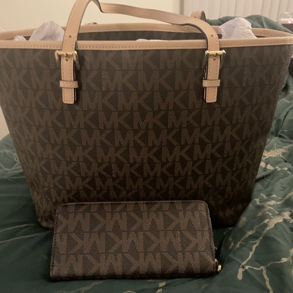 ❌SOLD❌Michael Kors Jet Set Travel Top Zip Signature
Tote Brown. & Wallet - Picture 3 of 13
